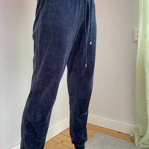 Mörkblåa mjukisbyxor - Mörkblåa mjukisbyxor, skönt material, knappt använda, pm vid frågor/intresse, är storlek M men kan även passa S