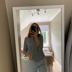 Randig blus - en snygg blus från gina tricot, inköpt för något år sedan men används inte längre🖤🖤storlek 34 