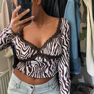 Snygg brunrandig tröja! - Säljer denna jätte gulliga zebramönstade tröja i brunvit! Passar S-M. 