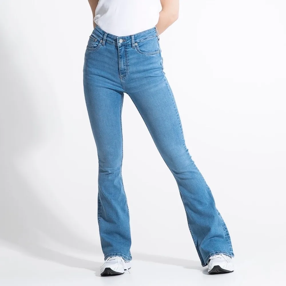 Säljer ett par mörkblå jeans använda 1 gång och är i nyskick. Säljer dom då dem är lite för långa för mig, obs köparen står för frakten 💕 ”lånad bild då dem är för stora för mig och skulle inte vissas rättvist”. Jeans & Byxor.