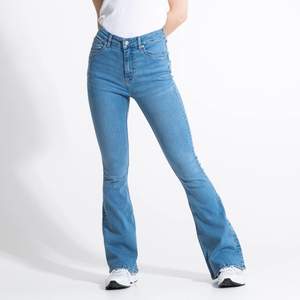 Säljer ett par mörkblå jeans använda 1 gång och är i nyskick. Säljer dom då dem är lite för långa för mig, obs köparen står för frakten 💕 ”lånad bild då dem är för stora för mig och skulle inte vissas rättvist”