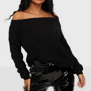 Off-shoulder stickad tröja - Säljer min missguided stickade tröja, då den inte kommer till användning längre. Använd ett fåtal gånger men ser ut som ny☺️ Ursprungliga priset 199kr men säljer den för 90kr. Köparen står för frakten