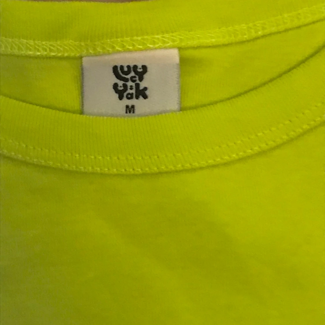 Limegrön top med acid blommor - 91