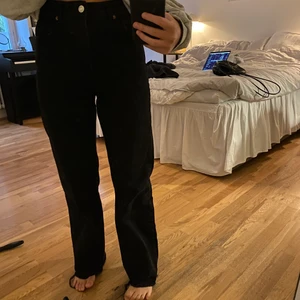 Zara jeans - Säljer mina fina svarta jeans från zara!! Endast använda 2-3 gånger så de är i nyskick!! Nypris: 399kr