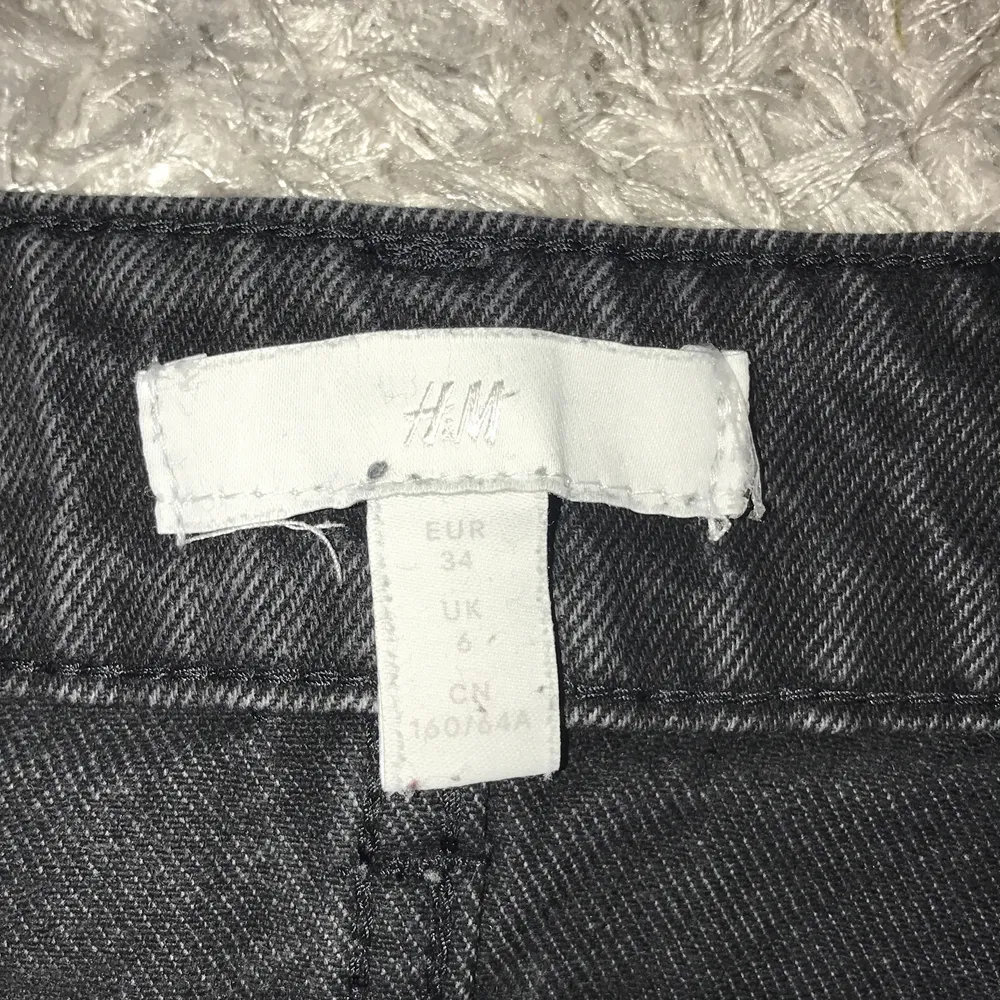 Jeans i fint skick från hm, strl 34. Säljer pga att de ä lite korta för mig. Jag är 173 cm lång och de ligger precis på foten. Köparen står för frakten🤍. Jeans & Byxor.