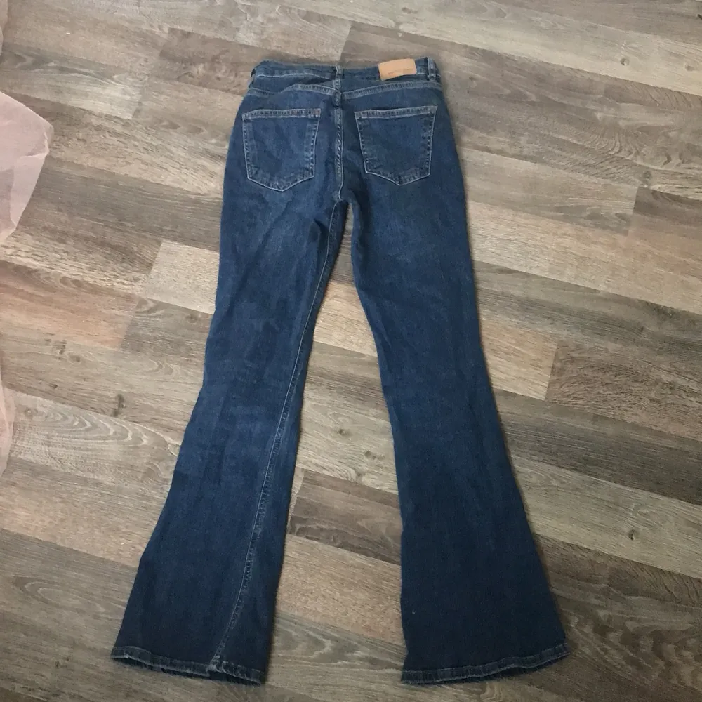 Skulle jätte gärna vilja behålla dessa jeans, men längden på jeansen var korta för mig som är 170 cm. Men annars är dessa jeans jätte snygga.. Jeans & Byxor.