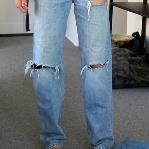 Ljusblåa håljeans, storlek 34  - Jättefina håljenas, väldigt bra i längden, jag är 1,68. Har använt dem typ 7 gånger så dem är inte slitna eller nåt sånt!😍💞