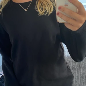 Svart sweatshirt, storlek S - Alltid bra med en svart tjocktröja! Bra i passformen😍