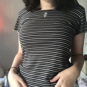 Randig t-shirt - Super söt tröja med en broderad blomma och räfflade ärmar i stretchigt material så den passar i vilken storlek man än har, själv har jag typ M för referens, säljer då den aldrig används🌷