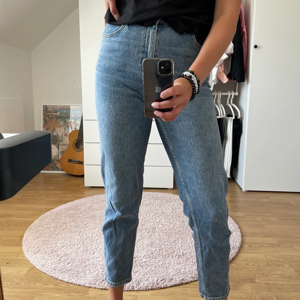 Snygga mom jeans från Mango i storlek 38! Jag är 175 cm lång. Bekväma och snygga🌟. Jeans & Byxor.