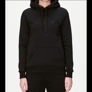 Peak performance hoodie - Säljer denna svarta snygga hoodie från peak performance i strl s då den tyvärr inte kommer till användning, inköpspris 1100 kr 💕 Tröjan o trycket är svart som på bilden vilket gör plagget väldigt stilrent o snyggt 💞💞 Perfekt material nu till hösten o är i väldigt bra skick (((: Bilderna är lånade men vill man ha fler bilder är de bara o komma privat 🤍