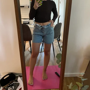 Jeansshorts - Köpta från shein tyvärr för stora för mig men annars supersnygga. Vek ned de på bilden men gylfen funkar prima också haha:) skulle nog passa W26-27 eller om man vill ha de mer oversized!