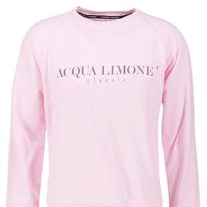 Superfin sweatshirt från Acqua Limone, köptes för 999kr i storlek S men skulle säga att den sitter oversized som en M. Väl använd därav de billiga priset då de finns täcken på användning 💕💕 
