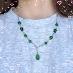 Ett halsband med gröna glaspärlor i olika former💚 Med en förlängning på 6 cm. Säljer för 90kr + 12kr i frakt🌿