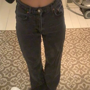 jeans från zara  - helt oanvända svarta jeans från zara använda max 1 gång köpte för 400