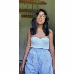 Stickad tube top - Köpt I år från gina men kommer inte till användning tyvärr! Ej genomskinlig så kan bära utan bh. Normal i längden men man kan vika upp för en kortare variant eller stoppa in i högmidjade byxor. Orginalpris 270kr NYSKICK 