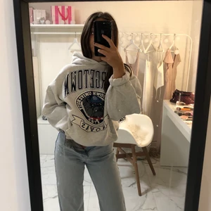 vintage hoodie - Säljer denna otroligt snygga hoodie som är vintage🥰 passar xs-L beroende på hur man vill att den ska sitta och passar såklart killar också💕säljer för 150kr + frakt