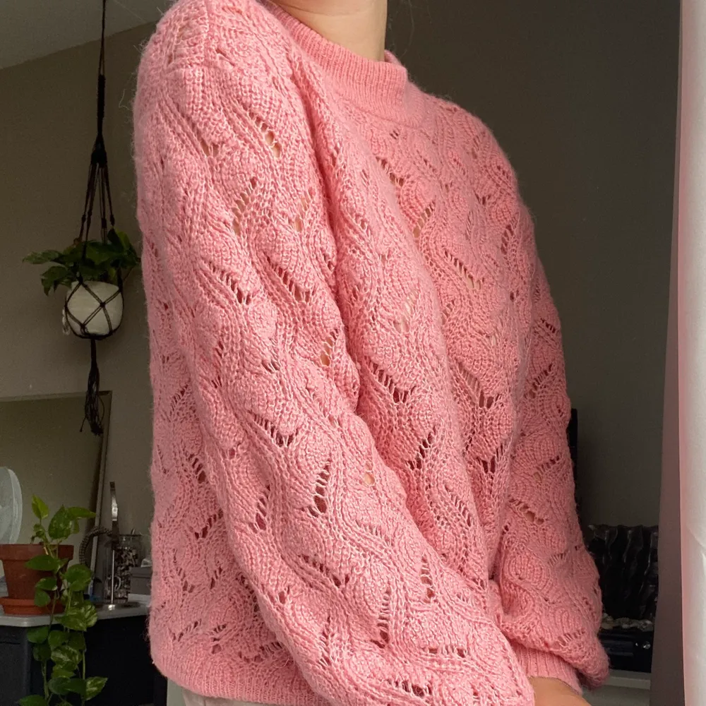 Superfin rosa stickad tröja i storlek M . Tröjor & Koftor.
