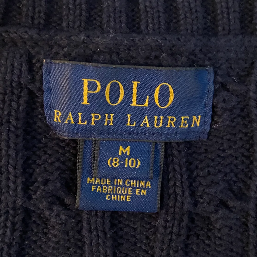 Jag säljer en mörkblå polo rlaph lauren tröja. Den är lite lite stor i storleken men jag har haft en användning för den senaste året. När jag köpte den kostade den ca 1100kr men säljer den för billigare. Köparen kommer stå för frakten, jag fraktar endast🥰 frakten kostar 72kr. Tröjor & Koftor.