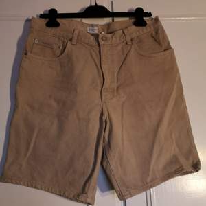 Beiga denim shorts från Calvin Klein i strlk w33. Väldigt fräscha och inga synliga slitage. 