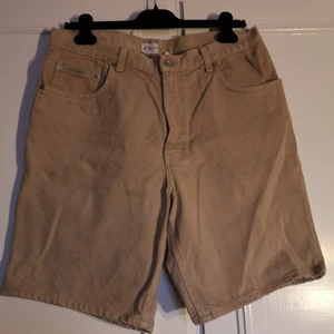 Calvin Klein shorts  - Beiga denim shorts från Calvin Klein i strlk w33. Väldigt fräscha och inga synliga slitage. 