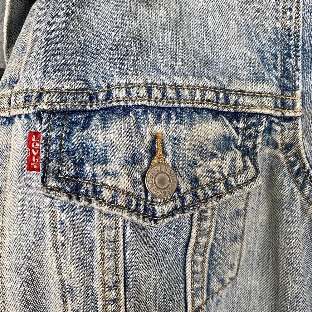 Klassisk jeansjacka från Levi’s i storlek L men den är lite liten i storleken. Betalning sker via swish, jackan skickas då samma dag!. Jackor.