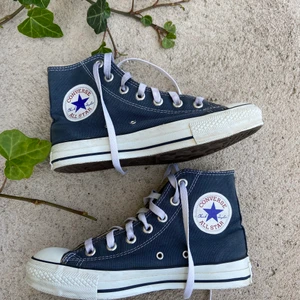 marinblåa converse💙 - Marinblåa converse i storlek 36! Säljer dom för att de inte kommer till användning längre. Buda med minst 10kr! kan ev komma överens om direktpris 💙