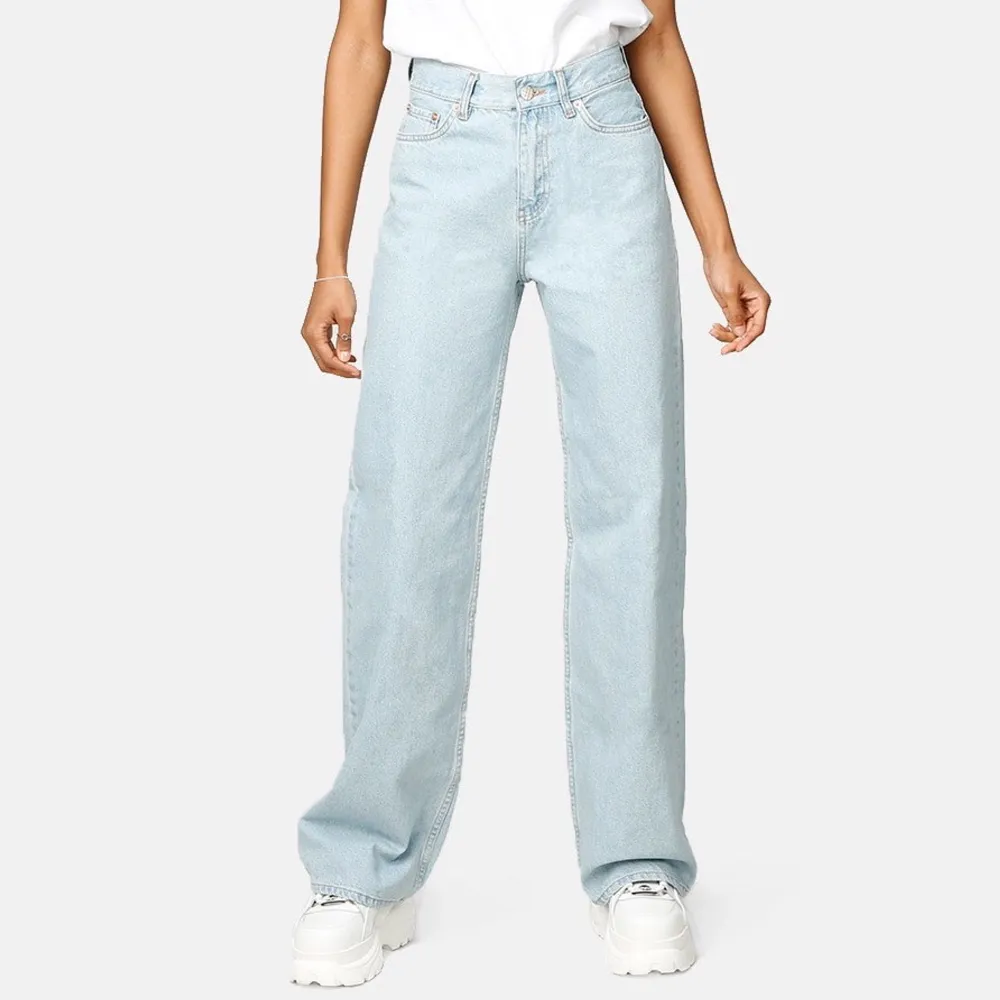 Säljer mina wide leg jeans från junkyard i storlek 26. (Avklippta, jag är 1,63) Köpta för cirka ett år sen och är använda max 5 gånger💙. Jeans & Byxor.