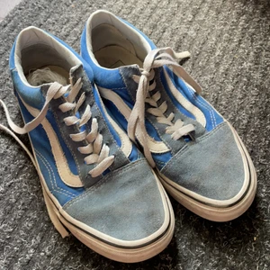 Blå vans - Bra skick lite dammiga bara och skosnöret på ena har blivit förstört men det är lätt att nya ut