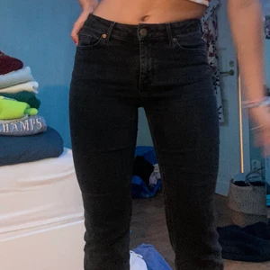 Lågmidjade jeans - Långmidjade svarta jeans ✨ Fina, men använda en del. Det är boot cut modell 🥰