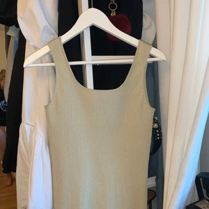 &otherstories linne - Fint linne från &otherstories, aldrig använt. beige färg med lite skimmer i tråden. Säljes för 120kr exklusive frakt❤️ storlek S men passar även M 