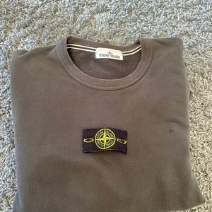 Stone Island - Stone Island storlek M, nyskick knappt använd. Säljer dem eftersom jag aldrig använder den längre så bara ligger o skräpar i garderoben. Kan kanske gå ner lite vid snabb affär! Kan fraktas, även går de att hämta i karlshamn!