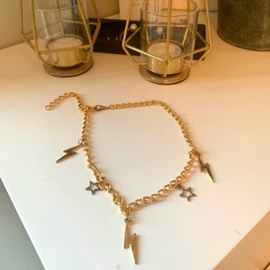 Blixthalsband⚡️ - Ett super trendigt blixt och stjärn halsband💞 Halsbandet är i nyskick och guldfärgad⚡️ 
