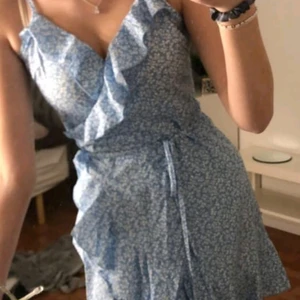 Klänning - En blå och vit klänning som är helt oanvänd. 