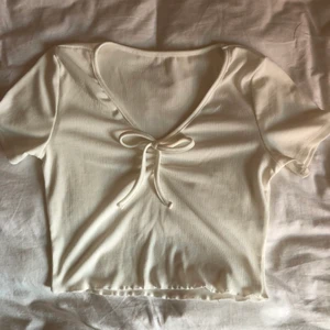 Supersöt topp med rosett!! - Söt topp med en rosett som går att knyta upp fram!🤍 Köptes förra året och är endast testad! Den är inte genomskinlig!!☺️ köpt för ca 129:- eftersom den köptes utomlands så vet jag ej exakt!💞