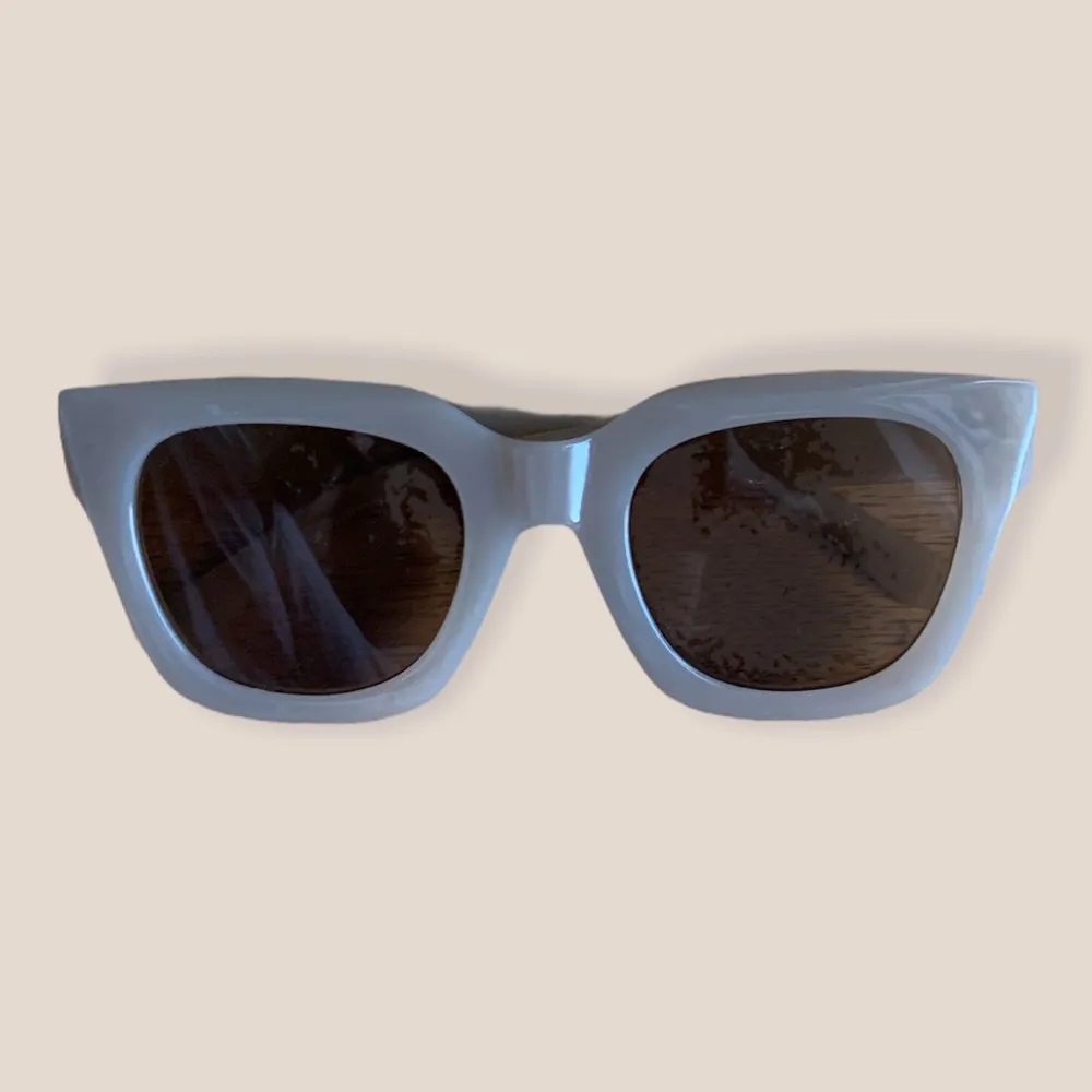 Säljer dessa oanvända solglasögon🌸 Solglasögona har en beige kant🥰 Skriv privat om du har några frågor😊. Accessoarer.