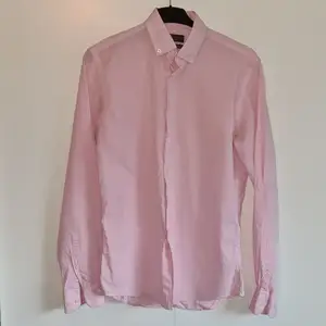 Rosa, tunn skjorta från Grand Frank. 70% bomull, 30% linne. Endast använd någon enstaka gång så i fint skick. Storlek 39/40 slim fit.