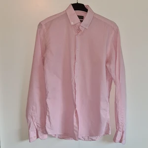 Rosa Grand Frank-skjorta - Rosa, tunn skjorta från Grand Frank. 70% bomull, 30% linne. Endast använd någon enstaka gång så i fint skick. Storlek 39/40 slim fit.
