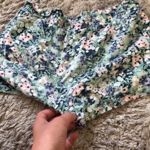 Hm fjäril shorts  - Blommshorts  från hm 6-8år, använd fåtal gånger! Buda i kommentarerna;) 