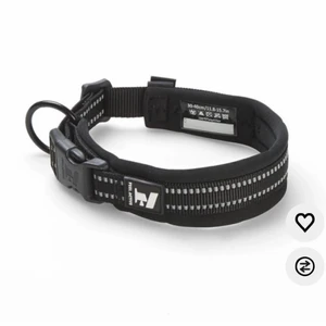 Feel active halsband  - Fast halsband från feel active. Storlek 25-35 cm. Endast använt i några veckor till växande valp. Telefonnummer finns skrivet på lappen men annars i jättefint skick!! 