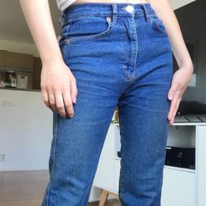 these were my favorite jeans for so long!! they are so comfortable and they go with any top,, they are also in good condition :))
