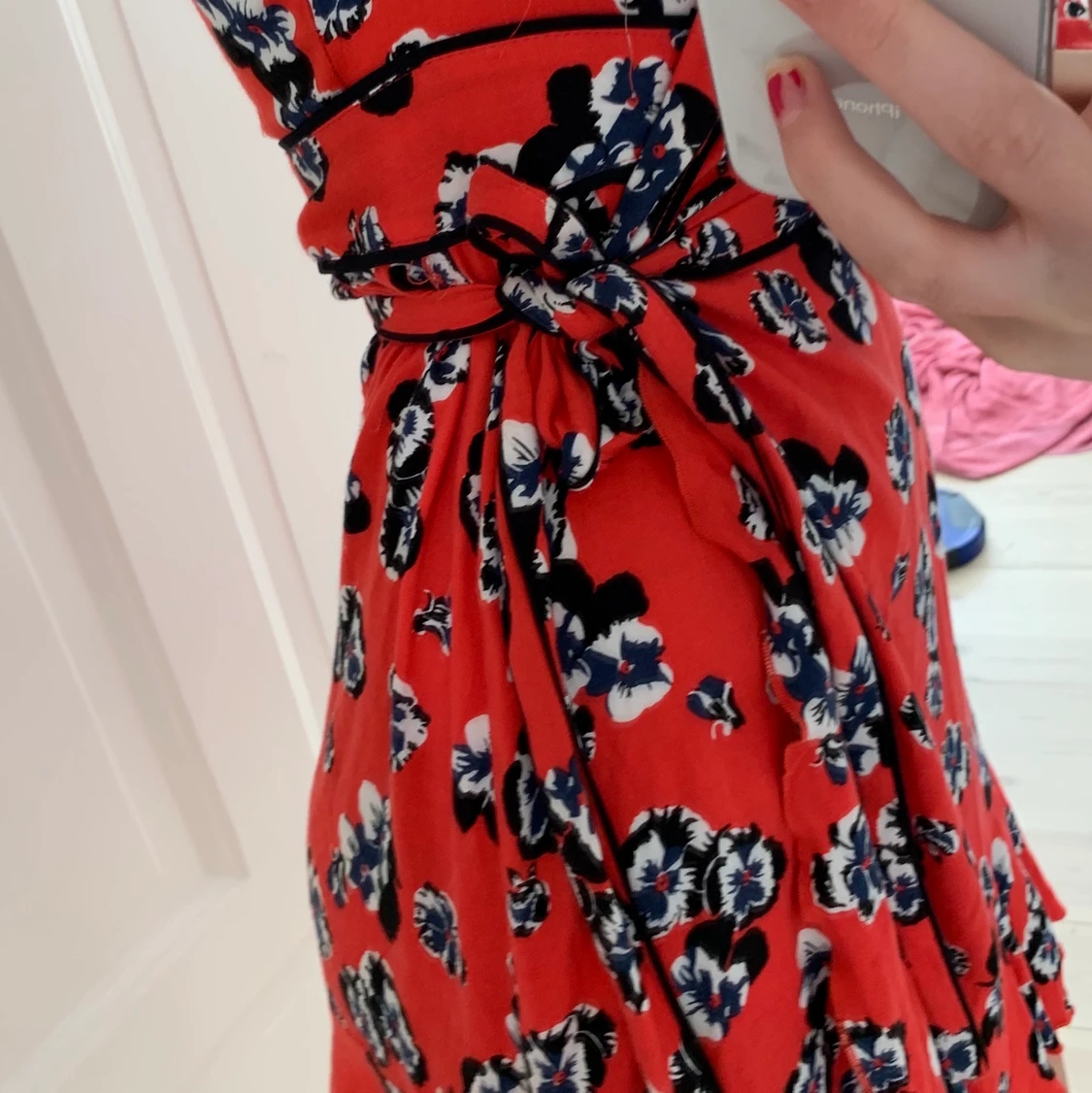 Röd blommig klänning - 91