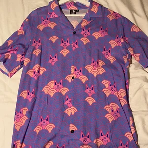 🔮Skjorta🔮 - Säljer min limited-edition, slutsåld och ovanliga skjorta från Apari!🔮 Lyckades få tag i den på hennes sista drop men har tyvärr aldrig använt den! Väldigt bra kvalitet och super fin❣️