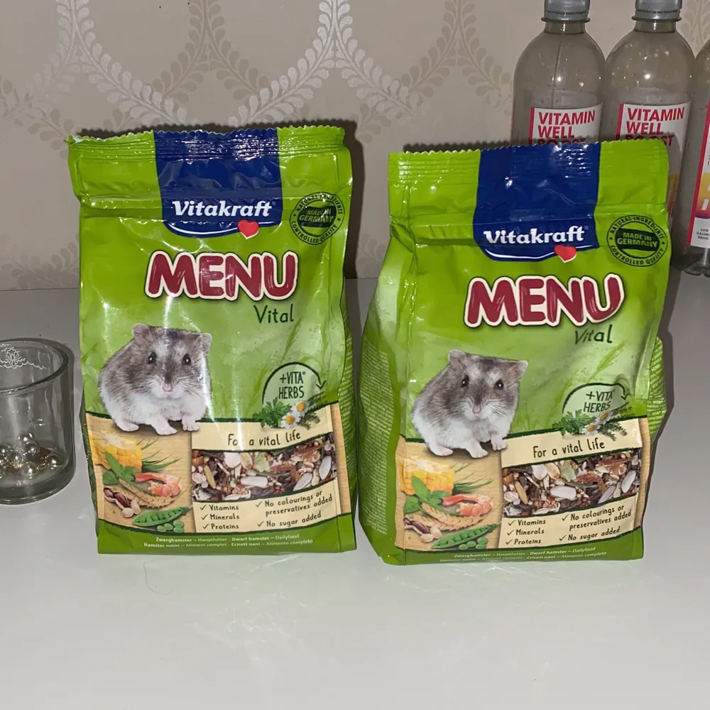 Vanlig hamster mat 🥰 kostar 50kr /st + frakt 🥰. Accessoarer.