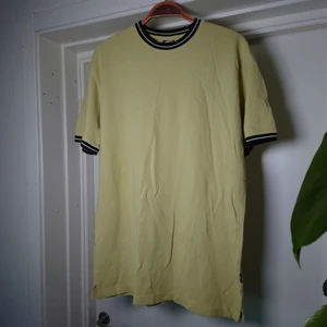 T-shirt - T-shirt i lite tjockare material, märkt som M men är nog mer som en L🍀