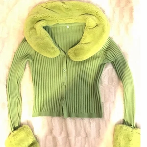 Pälskofta - Trendig grön kofta med avtagbar päls❤️storlek L men sitter som en s på mig som brukar bära 36! nyskick då jag endast använt den en gång, säljs pga behöver göra plats i garderoben, skriv om ni har frågor💋