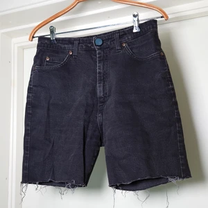 Lee shorts - Svarta jeanshorts från Lee, lite slitna men mycket kvar att ge🍒