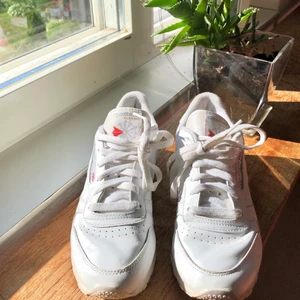 Reebook Classics stl 38,5 - Fina knappt använda reebook classics, smått smutsiga på sulorna annars som nya! Storlek 38,5 