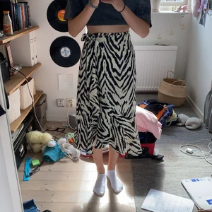 Omlottkjol Gina Tricot  - Säljer min ur snygga omlottkjol från Gina Tricot i storlek 34 (passar även mig som har storlek 36) . Säljer då jag den bara ligger i garderoben och används inte. 