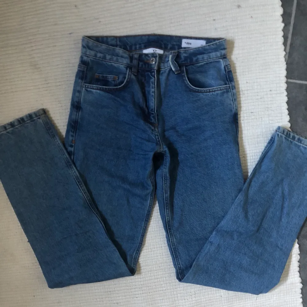 (Första bild lånad) Lowrise/midrise baggy straightleg  jeans i mkt gott skick. Ser ungefär ut som dem i första bilden, men fråga gärna efter egna bilder på :) frakt 66kr . Jeans & Byxor.